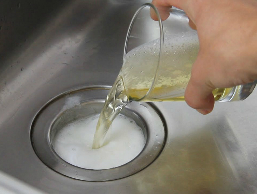 Прочистить раковину в домашних условиях содой. Уксус сода и кипяток для прочистки труб. Трубка заливки солевого раствора. Уксус и сода от ржавчины. Налить воду из сифона.