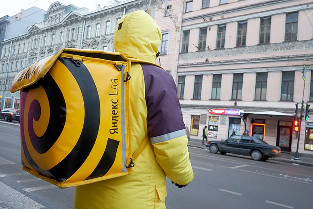 Яндекс еда реклама. Где лучше всего работать курьером. Яндекс еда работа курьером. Курьер амазон. Dostavista курьер.