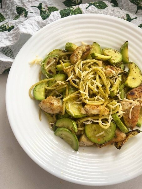 Паста с курицей и соусом песто