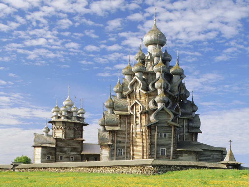 кижский погост преображенская церковь. кижи. деревянная церковь на острове кижи. архитектурный ансамбль кижского погоста преображенская церковь. деревянная церковь на острове кижи.