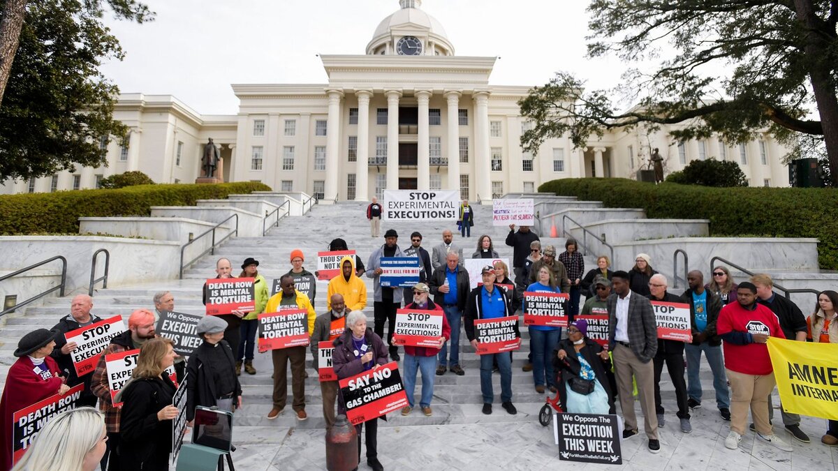 Около 100 человек собрались в Монтгомери, штат Алабама, в знак протеста против казни азотом. Фото с сайта SkyNews.com