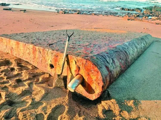 Обломок на побережье Аргентины. По заявлениям местной прессы — часть немецкой субмарины