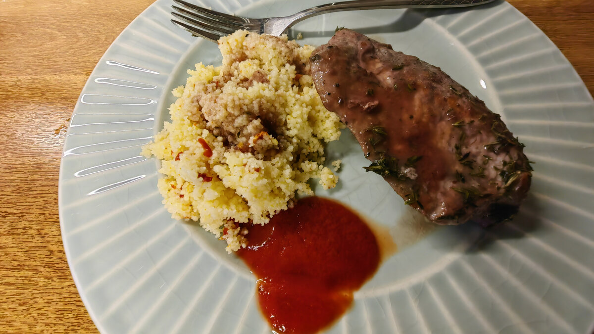 Индейка с кускусом и соусом