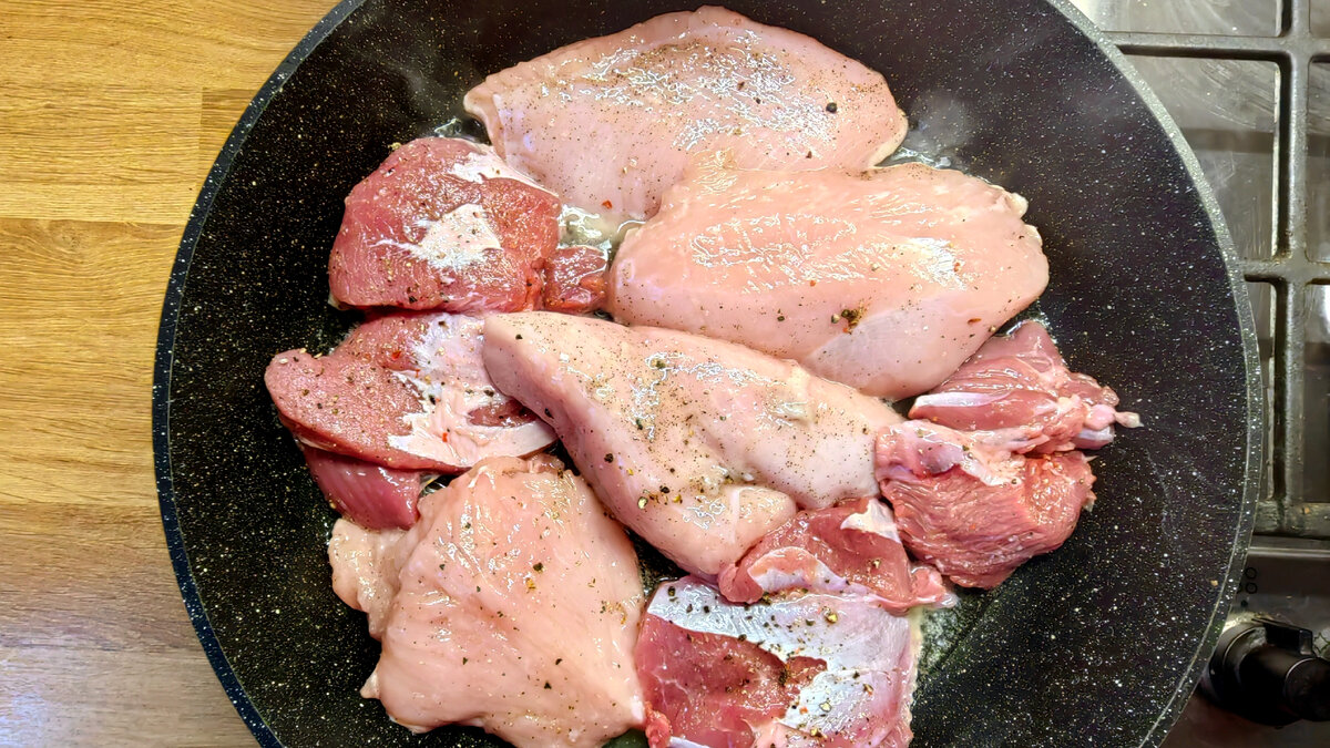 Жарьте индейку в течение на сильном огне по 2 минуты на каждой стороне