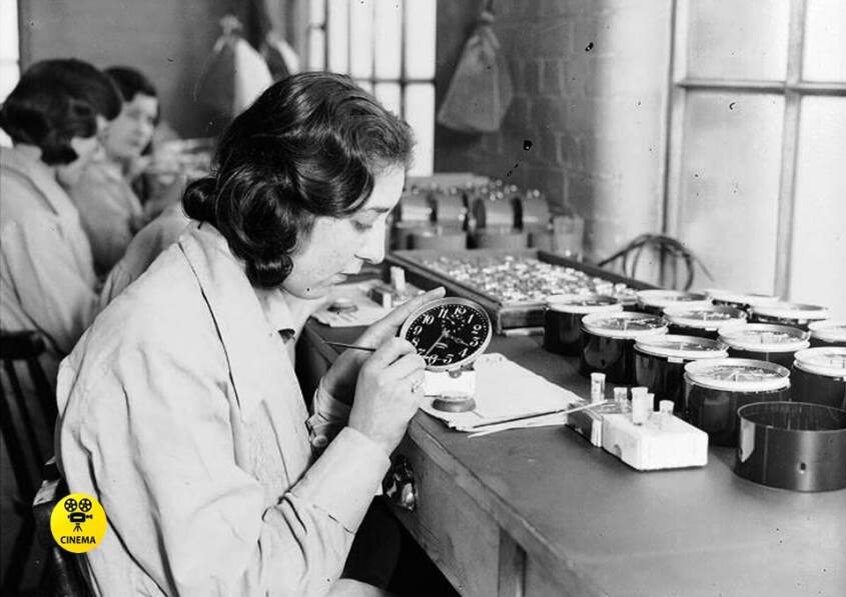 Работа требовала филигранного мастерства. На снимке девушка наносит радиевую краску на цифры и стрелки авиационных часов. Фотография 20-х годов прошлого века.
