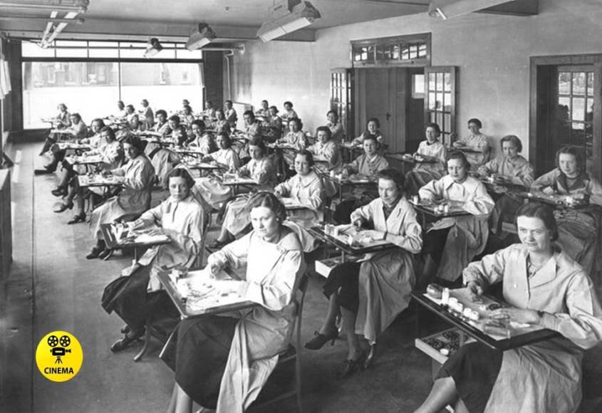 Даже во время обучения женщины получали дозу радиации, так как учились работать сразу с настоящей краской. Фотография 20-х годов прошлого века.