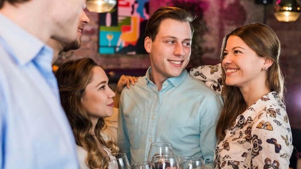 Разговор двух мужчин. Мужчины беседуют. Под приятеля. Два друга. Двое мужчин беседуют.