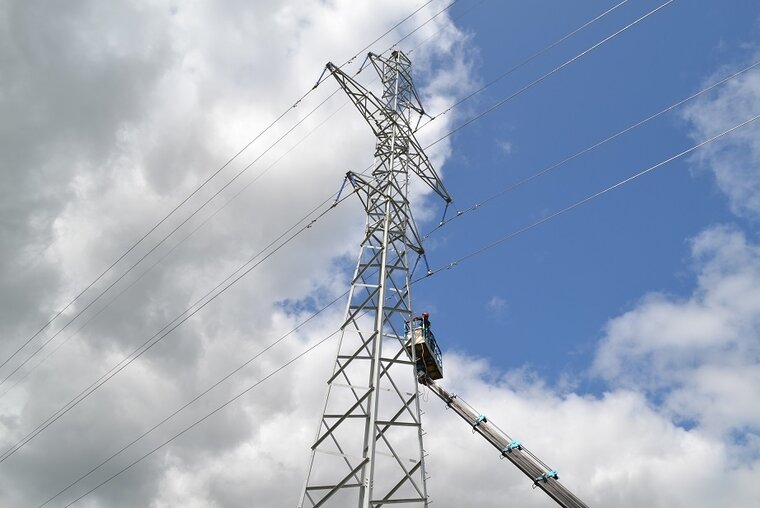 Провод лэп 500кв. Промежуточная опора на оттяжках вл 500кв. Провода воздушных линий электропередачи. Лэп 220 кв. Столбы электропередач.