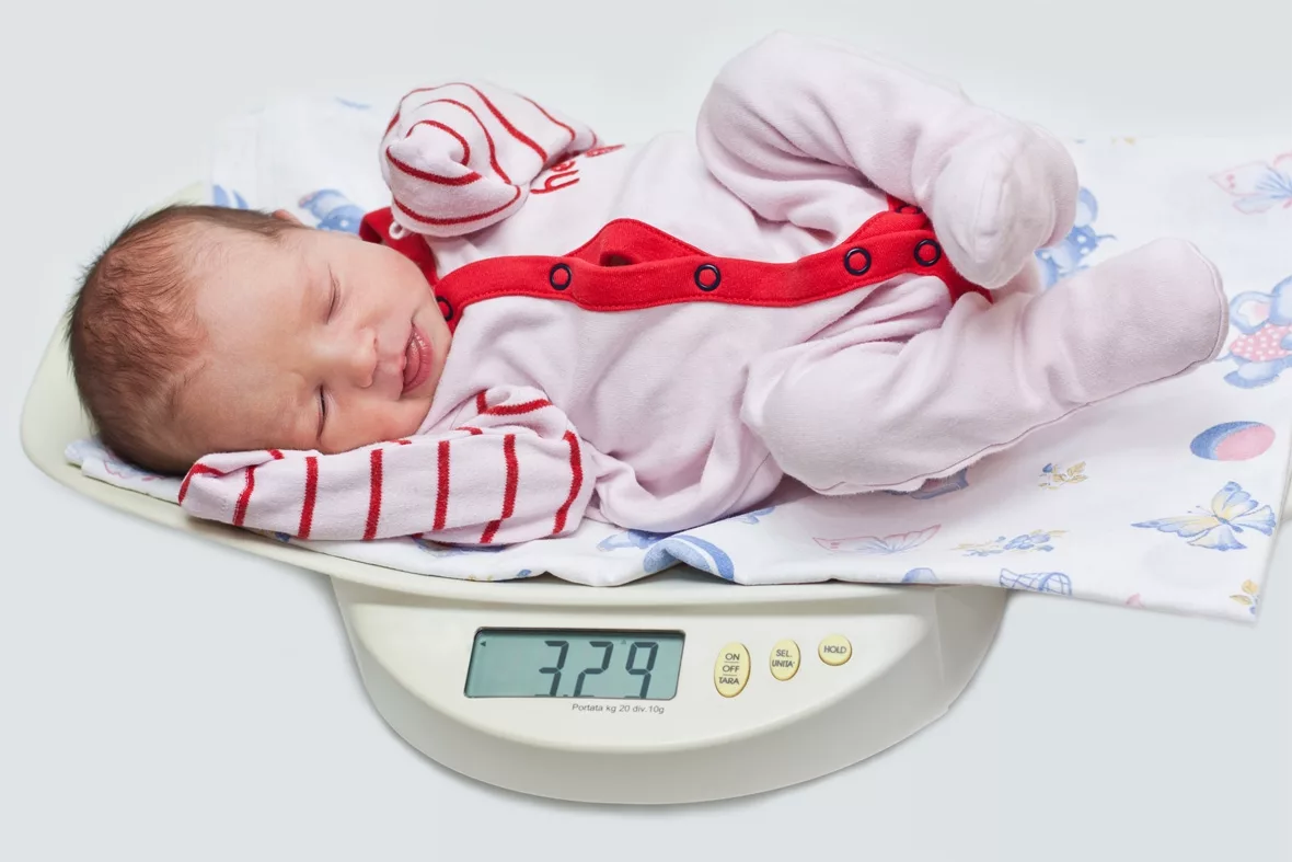 Ей 0 месяцев. Измерение массы тела новорожденного. Взвешивание ребенка. Измерение роста ребенка. Масса тела новорожденного.