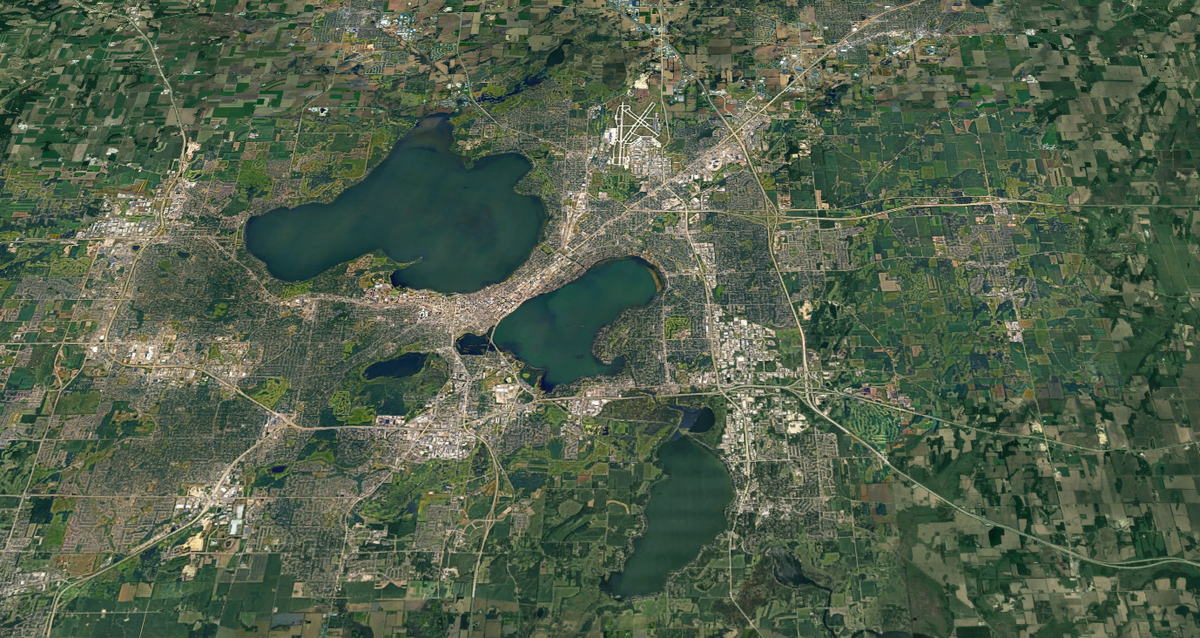 Город Мадисон в Штате Висконсин, Соединённые Штаты Америки. Координаты: 43.072112, -89.400723, высота - 2.000 метров. Тип: Спутник, режим: Глобус, Вид 3D, без ярлыков, Google карта.