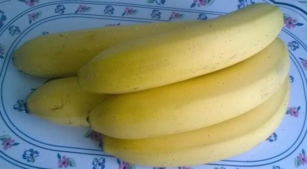 Бананы и яблоки - те фрукты, которые всегда есть у меня дома. И вкусные, и по цене самые доступные.