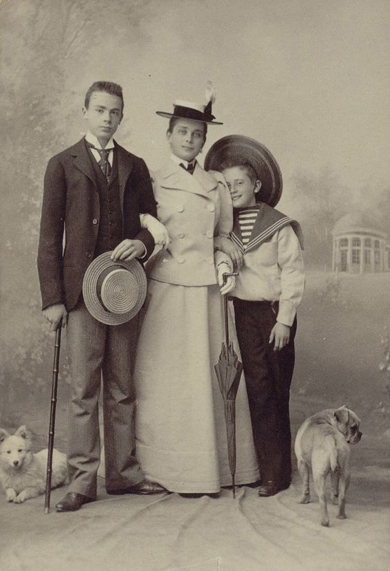 Князь Феликс Юсупов с матерью княжной Зинаидой Николаевной и братом Николаем