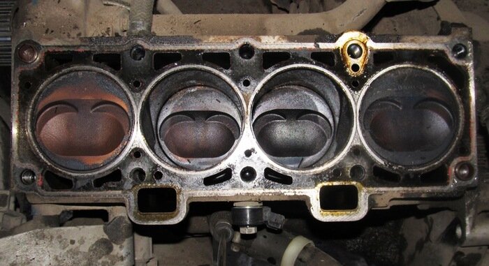 Усиленное трение деталей мотора приводит к их быстрому износу/ Фото: autostrong-m.ru