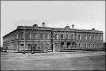 Особняк из красного кирпича был построен в 1883-86 годы по проекту шуйского архитектора В.Ф. Сикорского на добровольные пожертвования ивановских купцов М.Н. Гарелина,  А.М. Гандурина, Н.Г. и Д.Г. Бурылиных, А.Н. Коновалова, А.Н. Витова.
В 1888-90 годах в память спасения Александра III при реальном училище был размещен домовой храм – Спасская церковь, в 1902 году во дворе выстроена двухъярусная колокольня.
В 1898 году к основному зданию было пристроено длинное южное крыло, в котором разместилась Школа колористов. 
Реальное училище и церковь закрыли в 1918 году. Через пять лет снесли колокольню и церковную главу над зданием. С 1918 года в доме размещался Ивановский политехнический институт, с начала 1930-х годов – общеобразовательная школа № 36. 