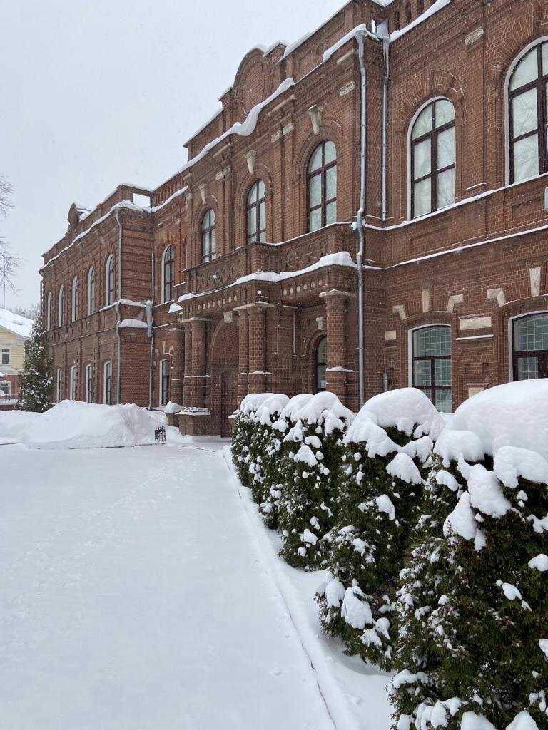 Ивановский областной художественный музей - большое огороженное здание из красного кирпича с ухоженной территорией.