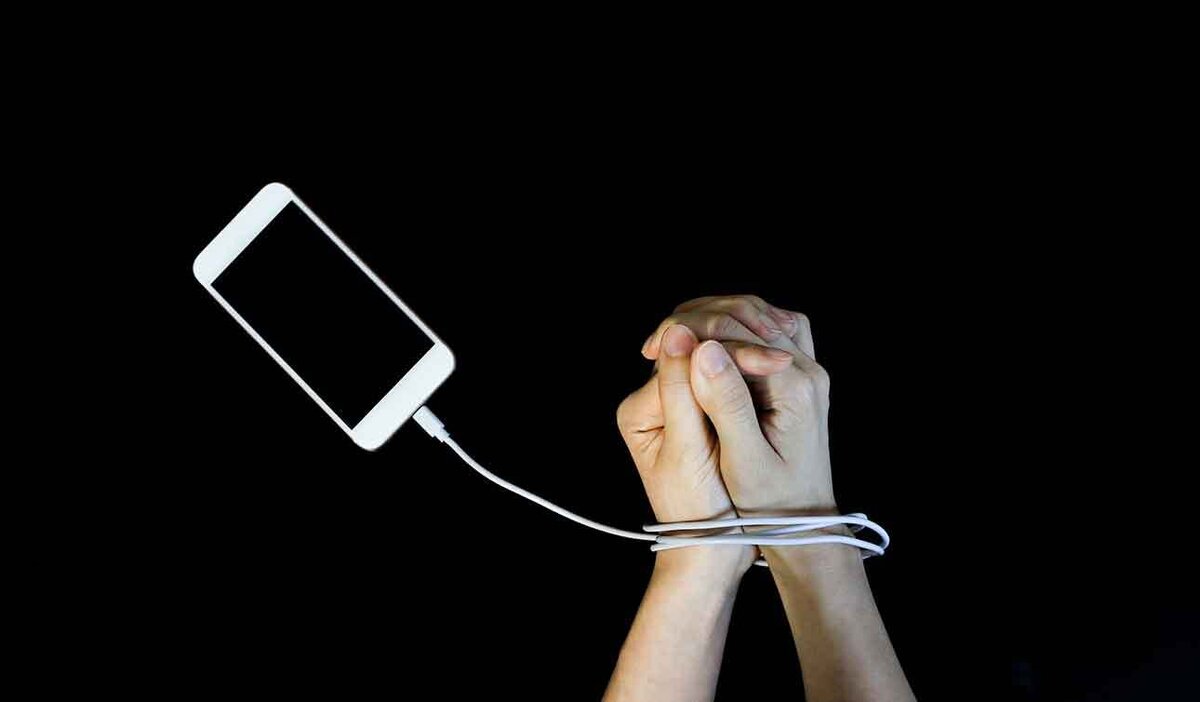 Как перестать залипать в телефоне. Зависимость от телефона. Зависимоатьот телефонов. Зависимотсьт о гаджетов. Гаджет зависимость.