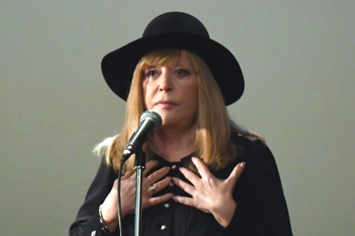    Алла Пугачева.