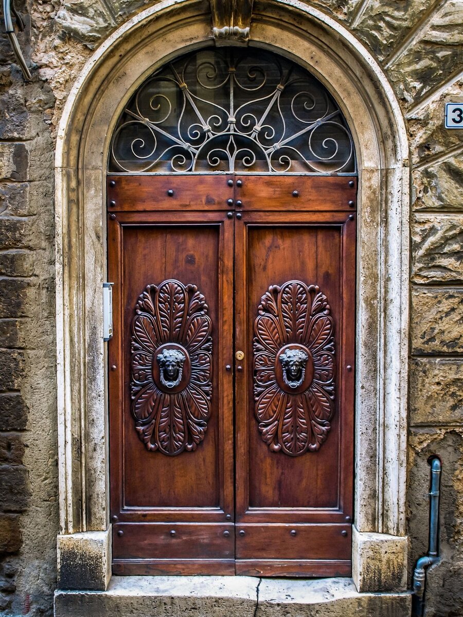 Старые входные двери купить. Парадные двери Эдинбурга. Старинная дверь. Красивые старинные двери. Парадная дверь.