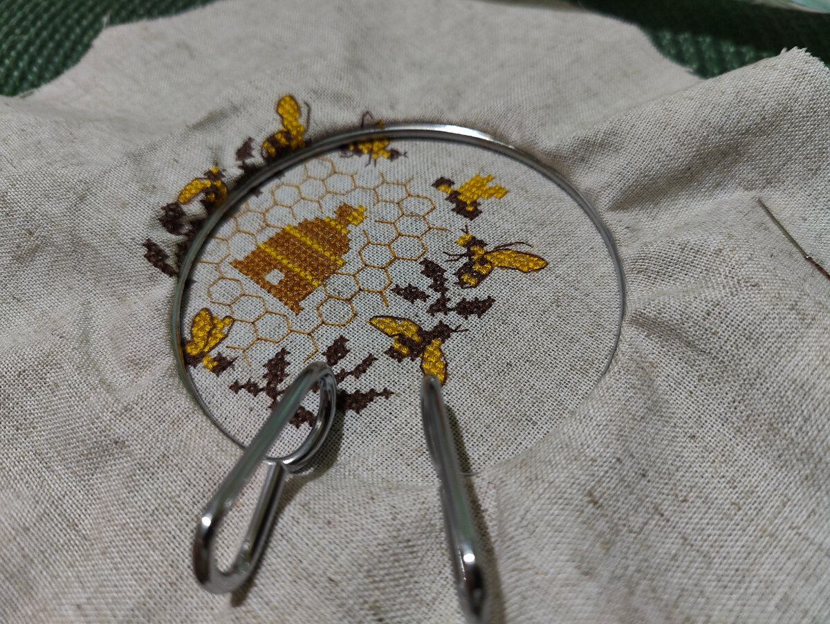 Без бэка тут никуда, иначе и пчёлки, и улей выглядят не презентабельными