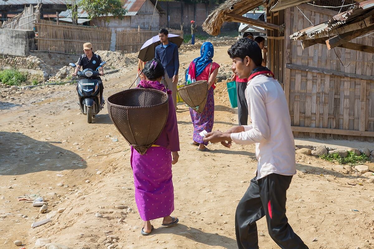 Женщины с традиционными корзинами
