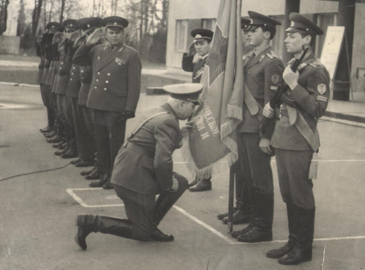 Начальник ЛВВПУ генерал- майор Новиков прощается со знаменем училища.