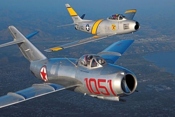 МиГ-15 и North American F-86 "Сейбр" в камуфляже времен войны в Корее
