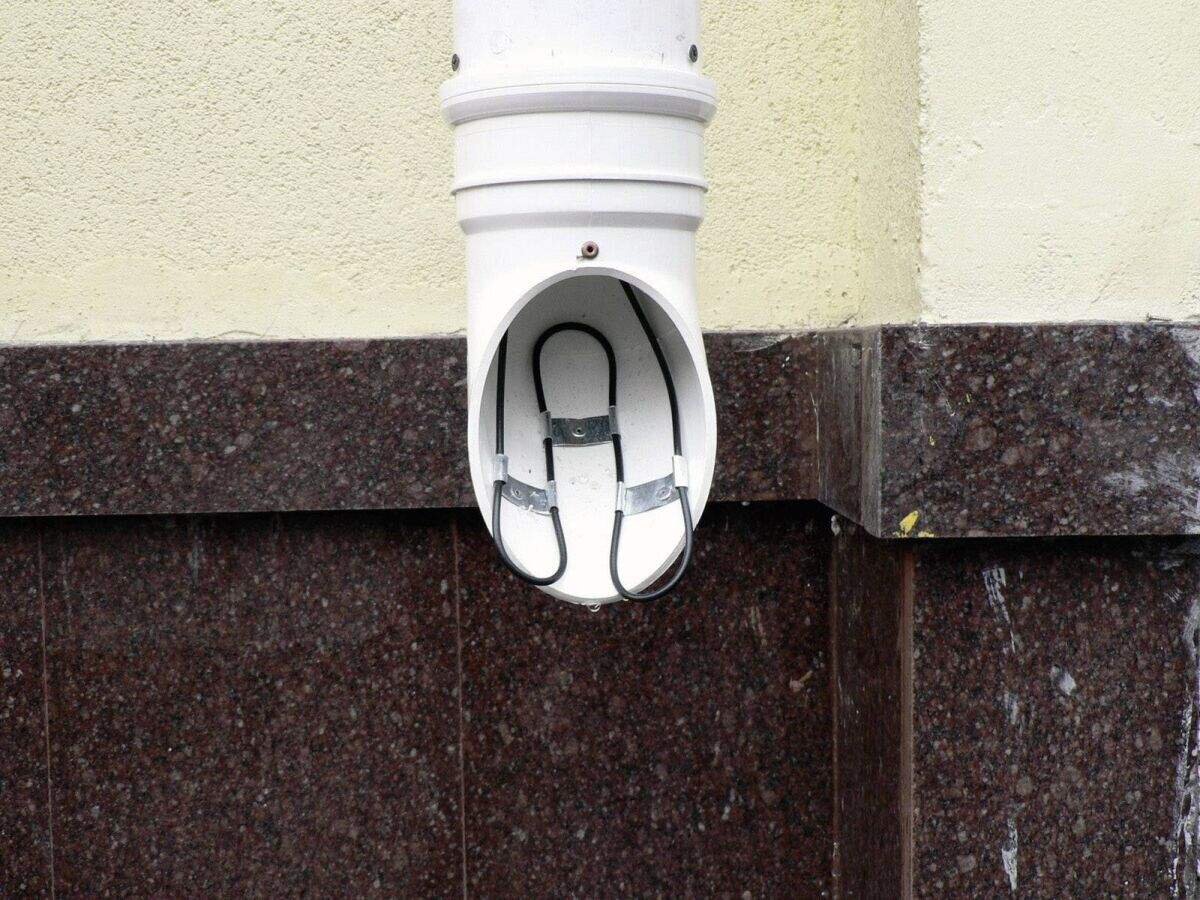 промерзает пластиковая дверь в частном доме. промерзает дверь в частном доме. черные откосы на окнах. промерзает металлическая входная дверь. промерзшая дверь.