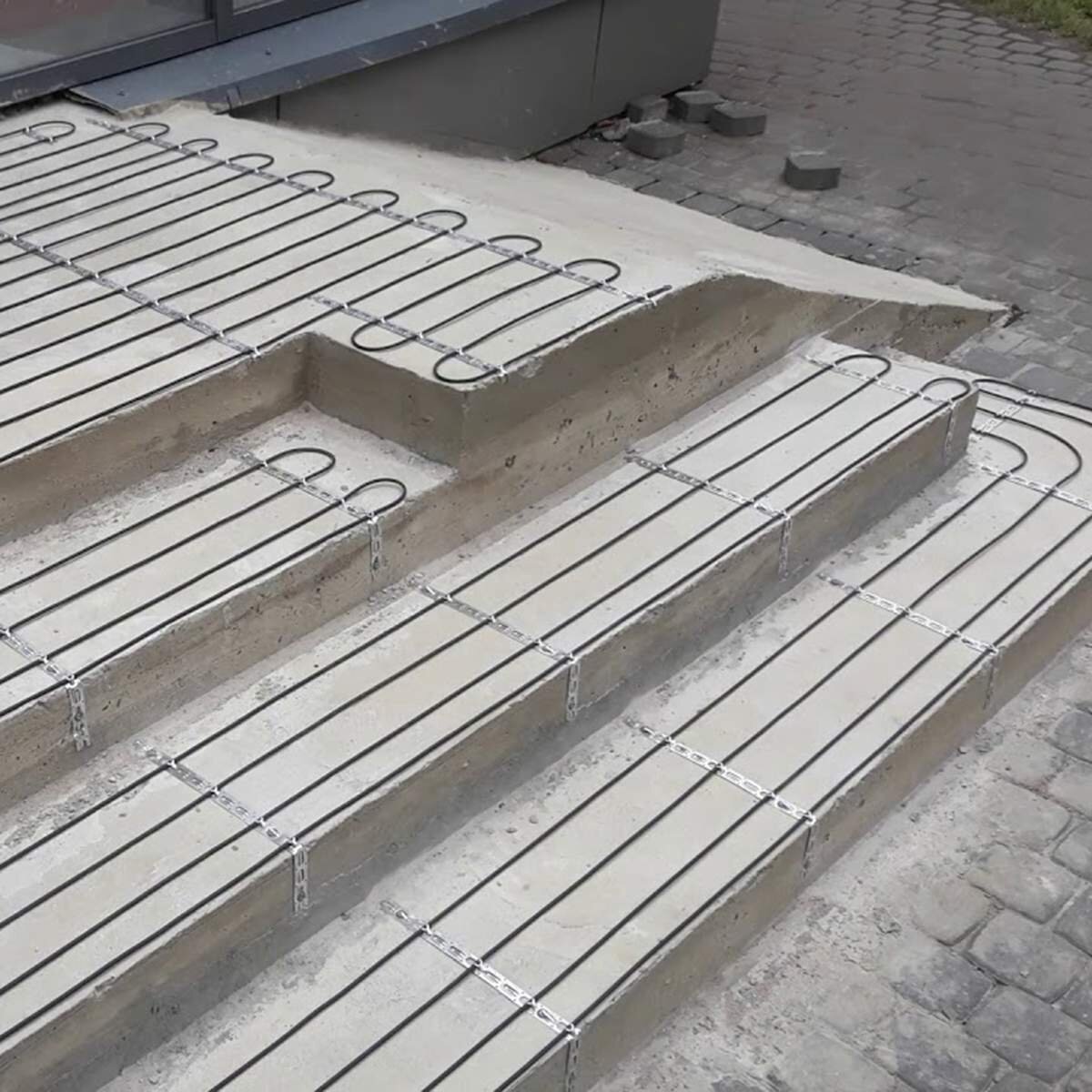 соседи поцарапали входную дверь. ребра жесткости входной двери. дверь открывается jn ct,z. замок для входной двери. запертая дверь.