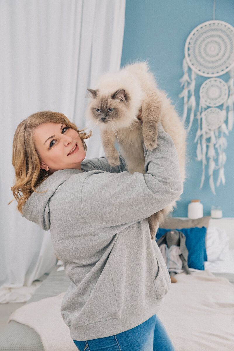 Я и наша кошка рэгдолл Beatriss Mariabell , окрас голубой пойнт