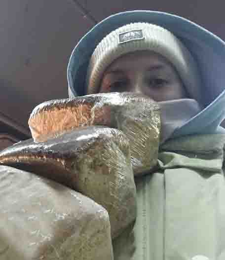    Настя Андрусенко, студентка Сахалинского колледжа искусств, несёт хлеб бабушке-инвалиду.