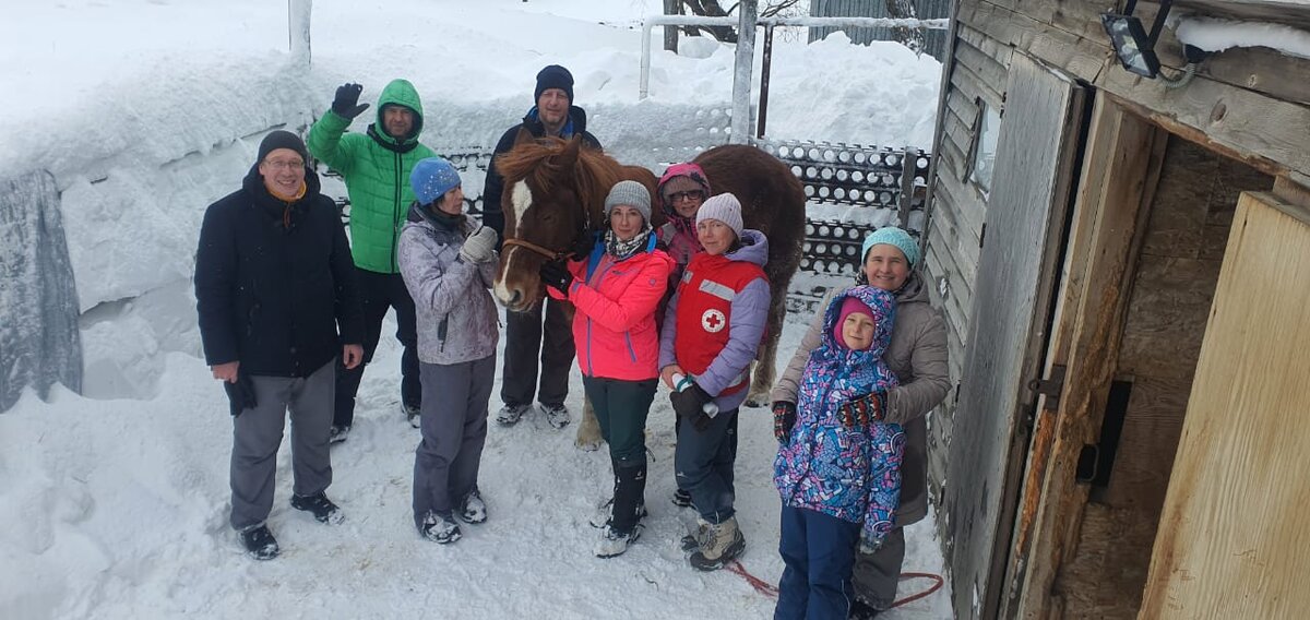 волонтеры помогают. помощь пожилым людям волонтерами. волонтеры помогают людям. волонтеры помогают пожилым. волонтеры помогают людям.