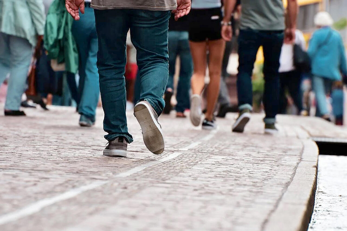 женщина идет.