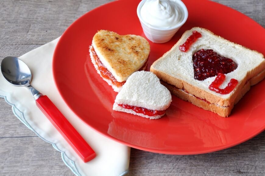 Бутерброд сердечко. Бутерброд в виде сердца. Десерты на день влюбленных. Романтические бутерброды. Что можно приготовить парню