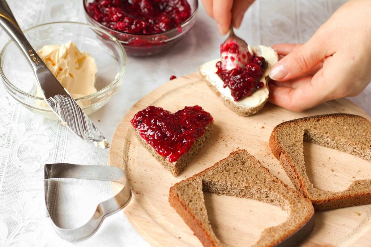 Sweet breakfast. Сладкие бутерброды. Бутерброд с маслом и вареньем. Бутерброд в виде сердца. Бутерброды в виде сердечек.