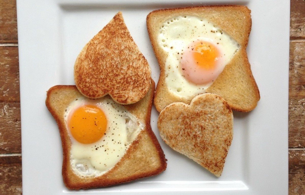 Яичница в хлебе. Тост с яичницей. Тост с яйцом. Яичница для завтрака.