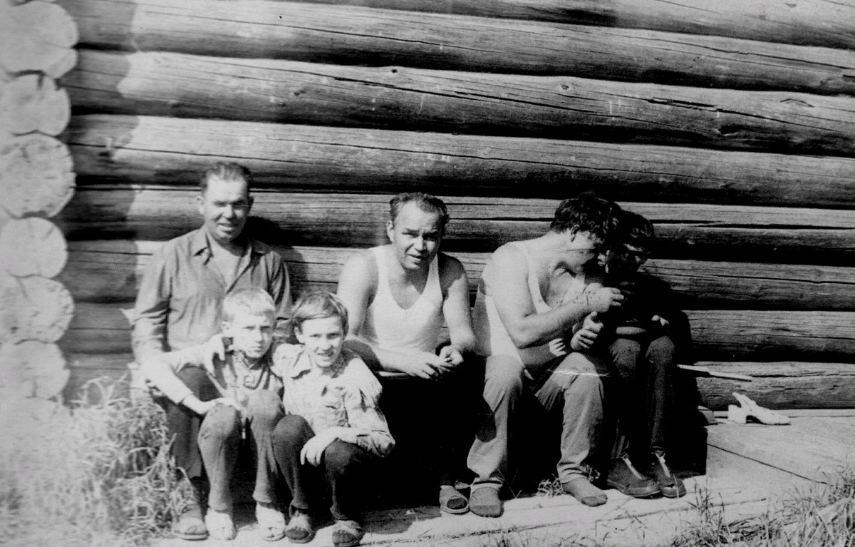 На фото: у старого дома - 1974г. Мы с Колькой сидим в обнимку (он слева, я справа).