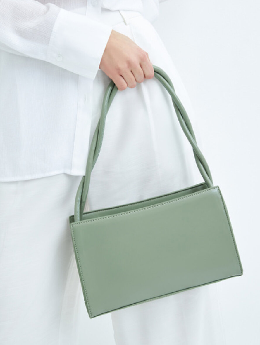 модные женские сумки. сумки 2020 модные формы и цвета. сумка версаче оранжевая. какие сейчас модные сумки 2024. сумка chloe 2023.