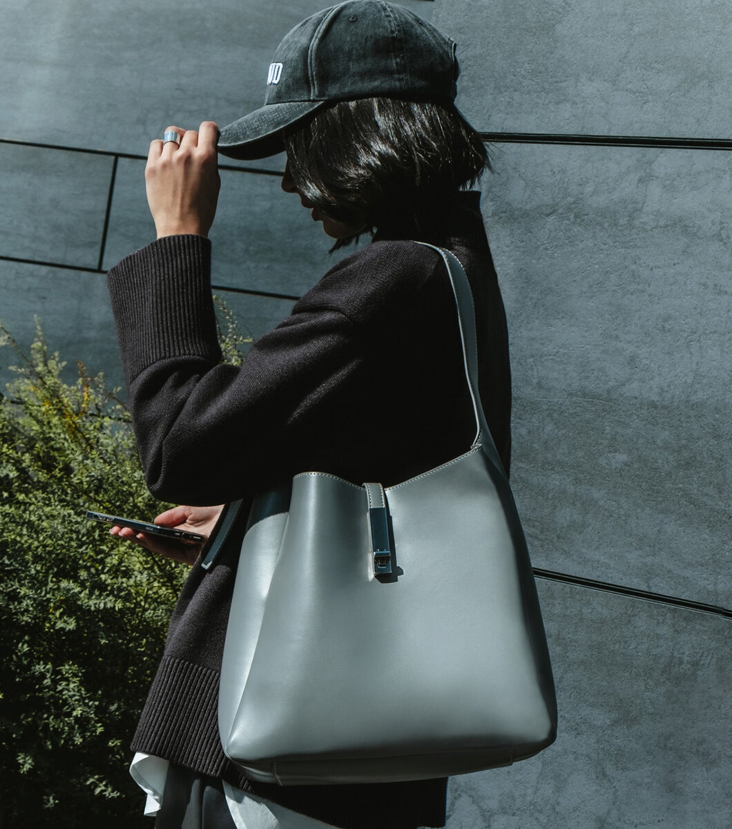 Объёмная серая сумка