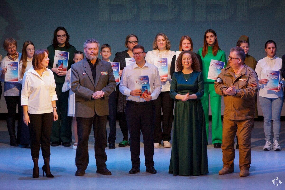 На сцене, в окружении участников и жюри 😀