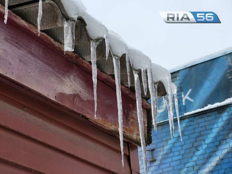    Снег и резкое потепление стали причиной протечек крыш в школах Оренбурга Андрей Севостьянов