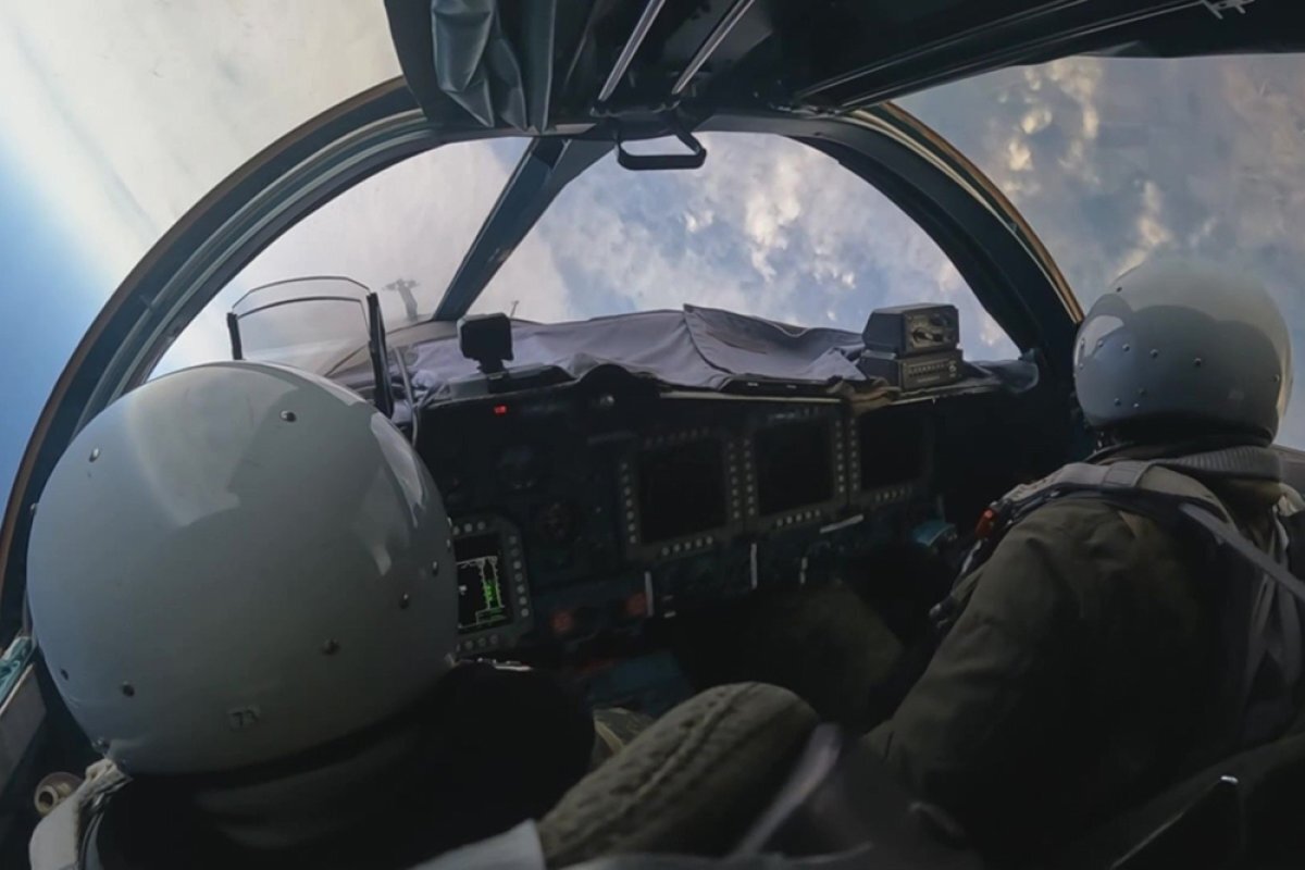    Экипаж Су-34 уничтожил умными бомбами пункт управления ВСУ под Купянском
