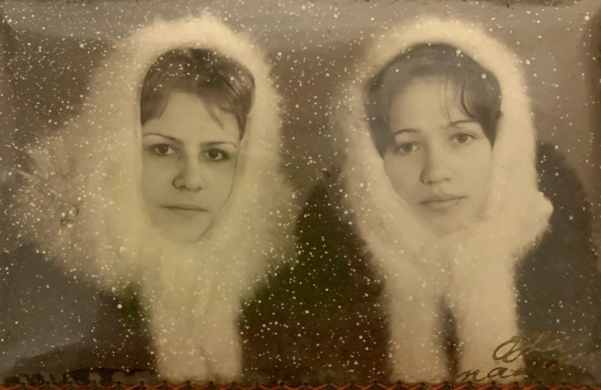 Фото из открытых источников. Девушки в косынках из кроличьего пуха.