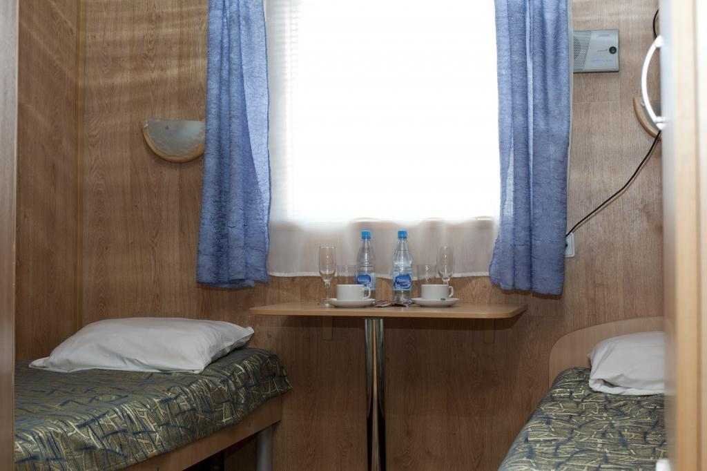 Примерно с таким расстоянием между узкими односпальными кроватями. Фото двухместной теплоходный каюты из интернета. 