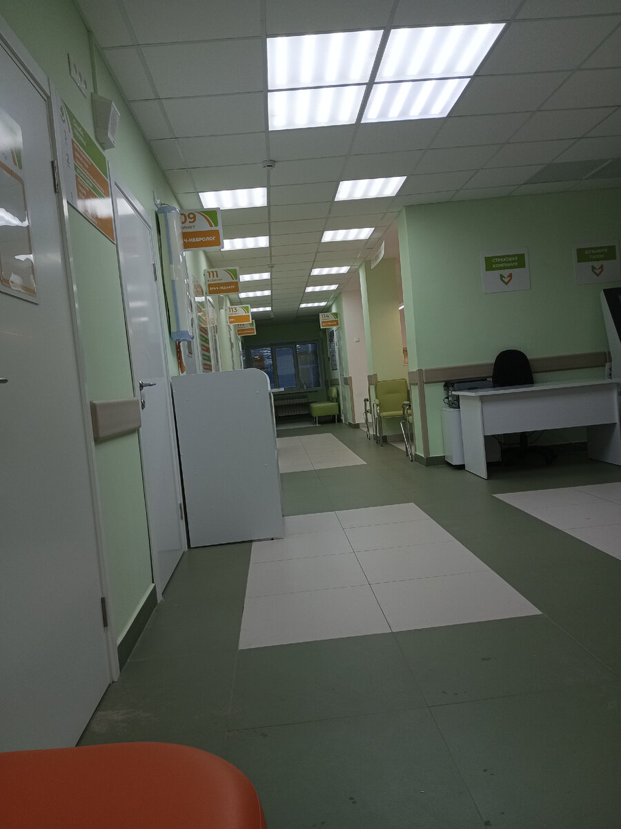 Коридор в нашей детской поликлинике. Фото автора. 