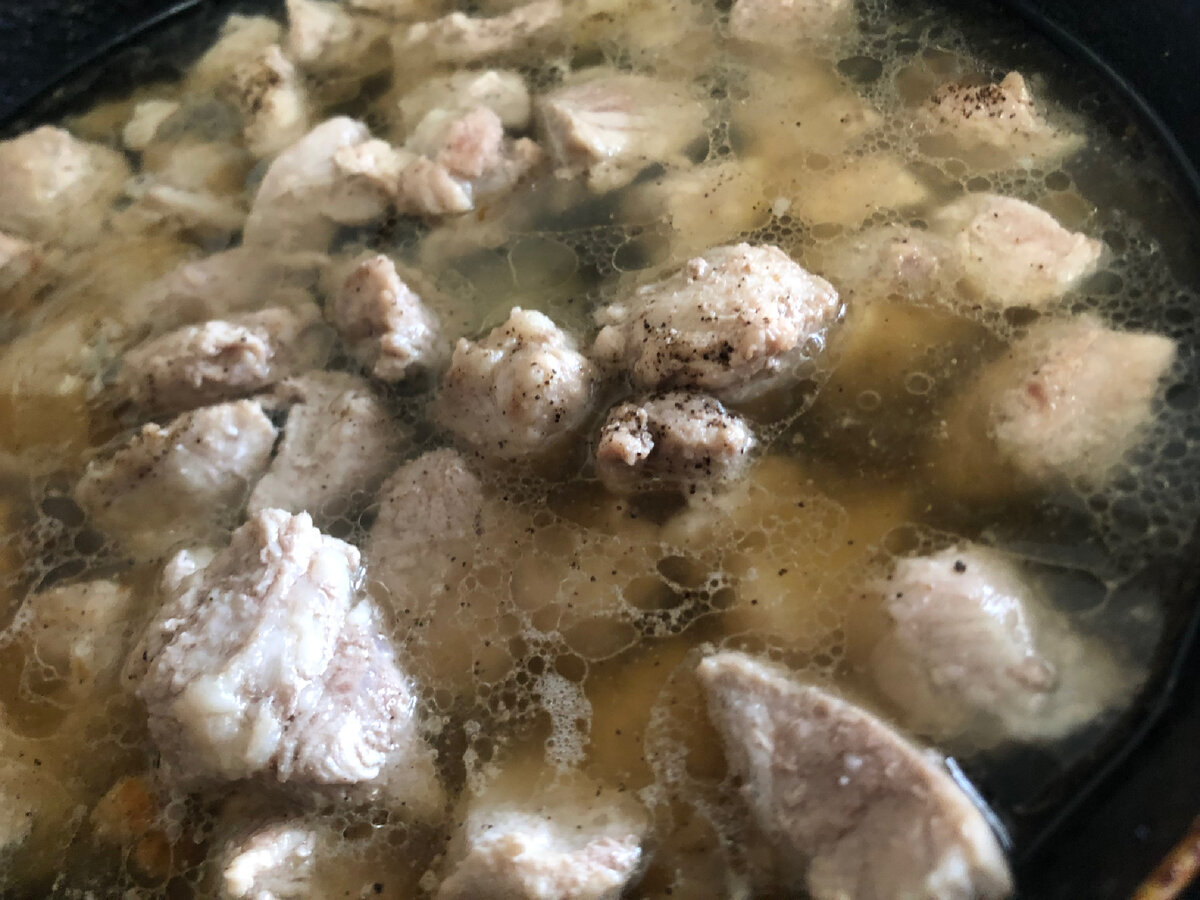 Добавляем в мясо немного воды.