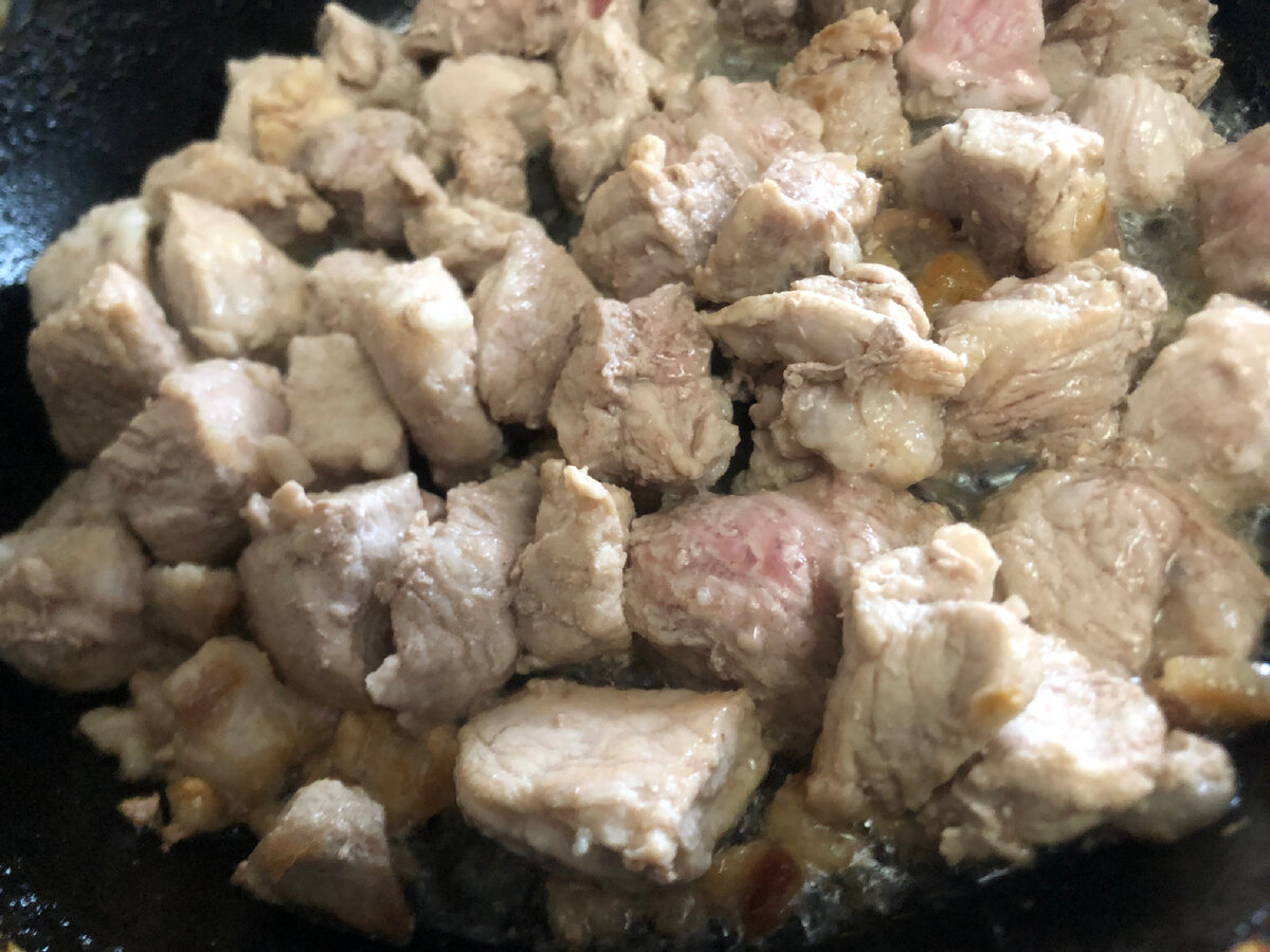 Время от времени помешиваем мясо. Иллюстрации рецепта автора.