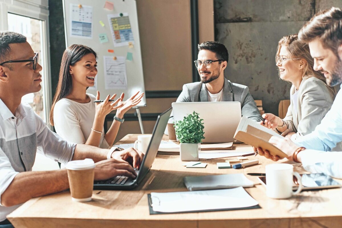 Ищем сотрудника продавца. Работа здесь. Найти работу в работа тут. Вакансии надпись. Работа здесь картинка.