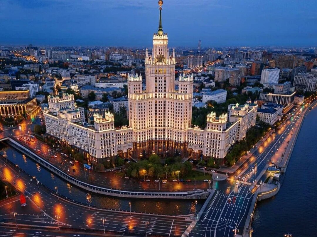 Метро высотка. Сталинская высотка на Котельнической. Сталинская высотка на набережной в Москве. Высотка на Котельнической набережной. 7 Сталинских высоток в Москве