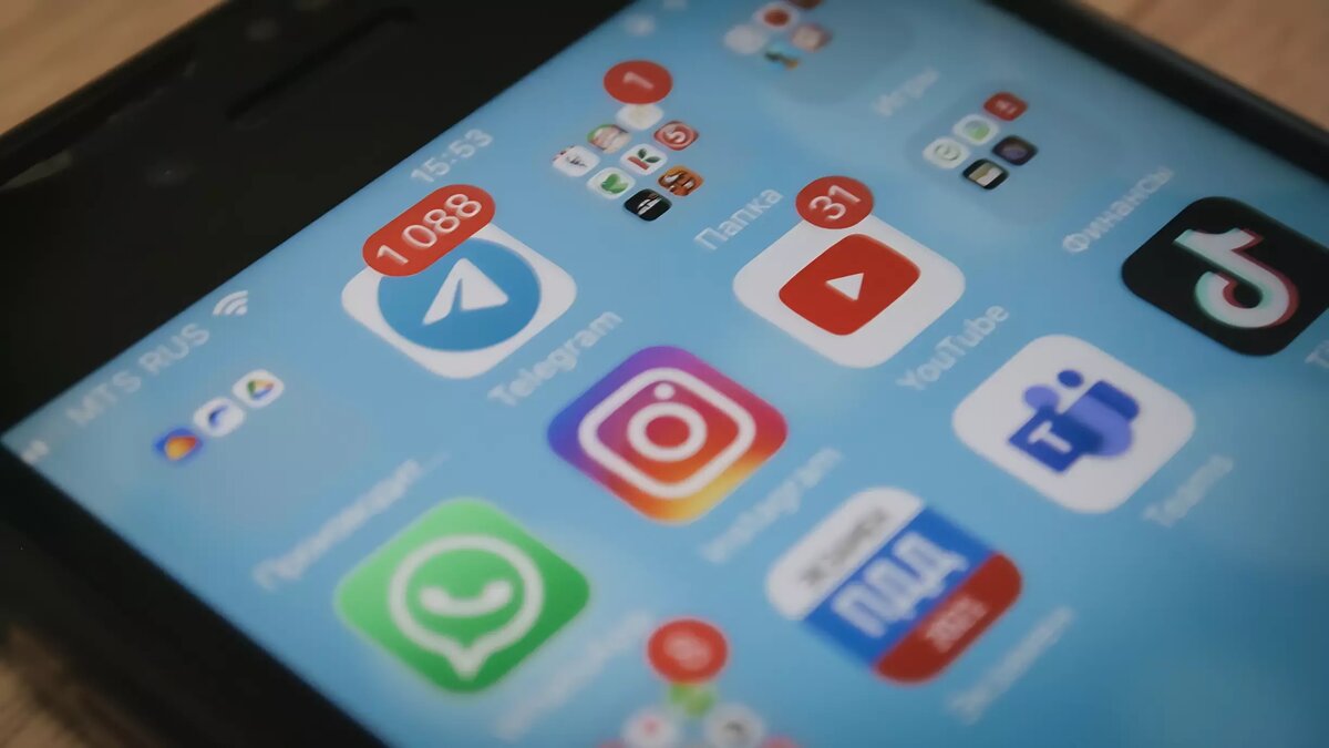     Конституционный суд (КС) России постановил не считать преступлением слежку за частной жизнью бывших членов семьи через программу «родительского контроля», установленную на детский телефон. Важный судебный прецедент возник благодаря разводу одной российской семьи. Подробности — в материале «НИ».