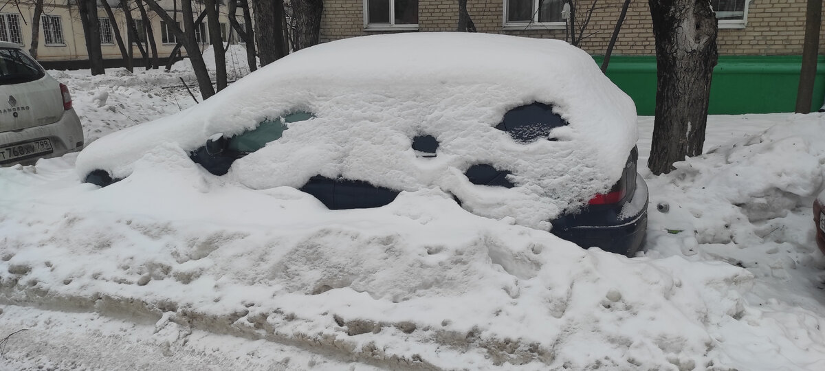 Во дворе стоят несколько машин, которые зимой никогда не выезжали... Вот спрашивается, зачем нужно авто этим людям? Продали бы и купили активы, а не держали пассивы. 